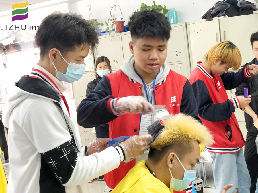 來南寧美發(fā)培訓(xùn)班，學(xué)專業(yè)染發(fā)技術(shù)