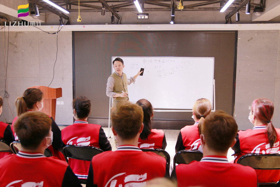 乾健·形象設(shè)計(jì)沙龍招人啦！廣西美發(fā)學(xué)校為你解決就業(yè)之憂(yōu)