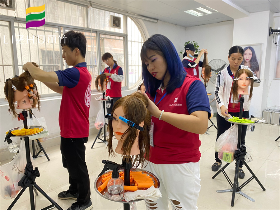 南寧學(xué)美發(fā)哪里的學(xué)費(fèi)便宜？南寧美發(fā)學(xué)校哪里比較專業(yè)？