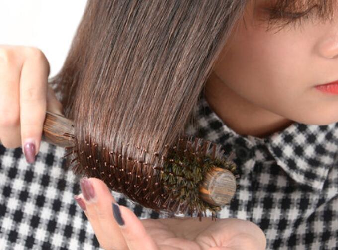 如何快速清理卷發(fā)梳上的頭發(fā)？廣西美發(fā)培訓(xùn)班教你