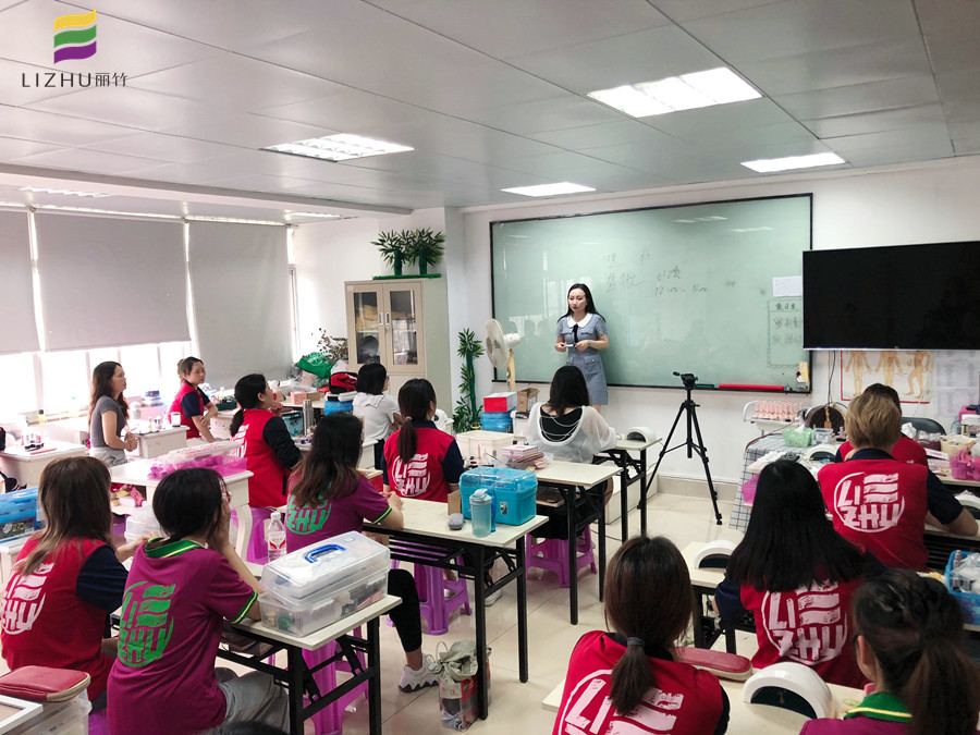 南寧學(xué)美甲好就業(yè)嗎？看看我們翌航美甲店就業(yè)專(zhuān)場(chǎng)吧