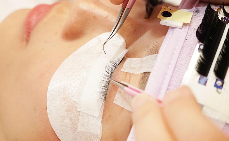 做完美睫為什么要補眉毛？去南寧美睫學(xué)校聽聽課