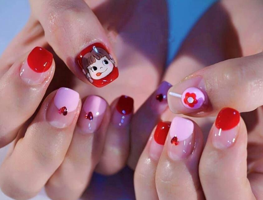 想要美甲鑲鉆貼的牢？跟著南寧專業(yè)美甲學(xué)校學(xué)就對了