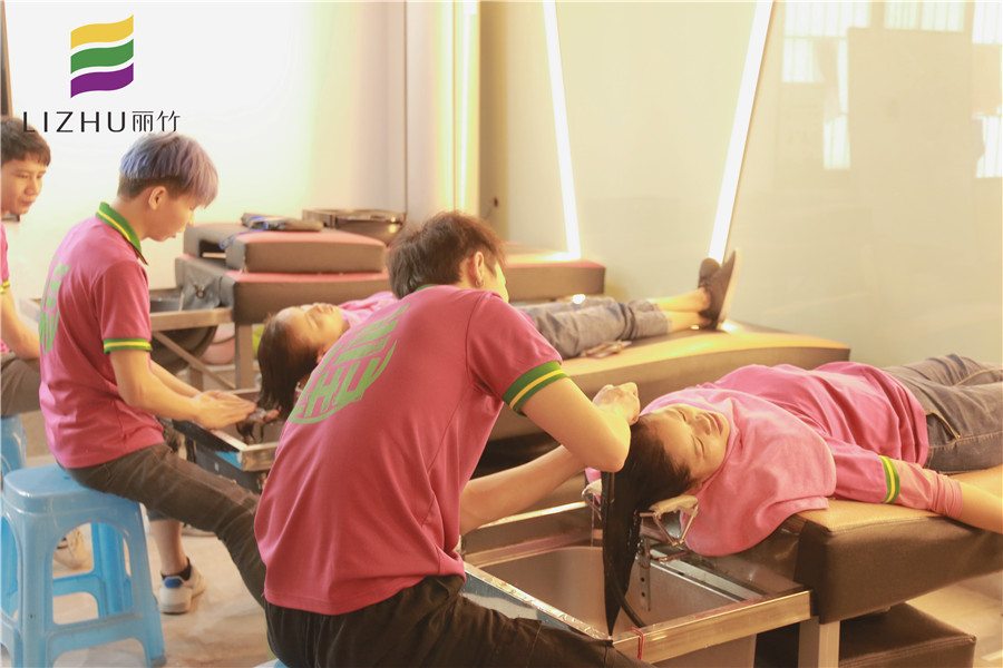 南寧哪里可以學(xué)美發(fā)？看看麗竹學(xué)校洗護(hù)就知道