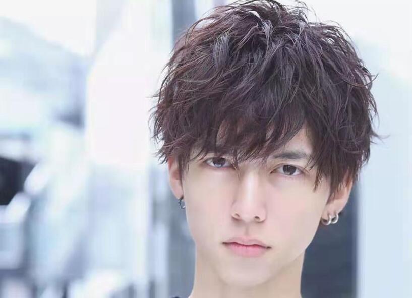 錫紙燙兩邊的頭發(fā)需要剪嗎？廣西正規(guī)美發(fā)學(xué)校告訴你