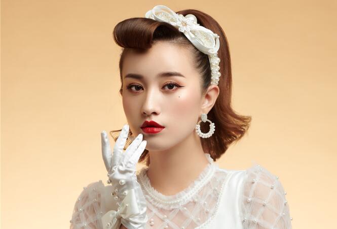 復(fù)古迪斯科妝容造型，廣西化妝學(xué)校這款造型愛了嗎？