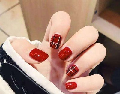 指甲指甲劈了怎么辦？南寧美甲學(xué)校教你解決辦法