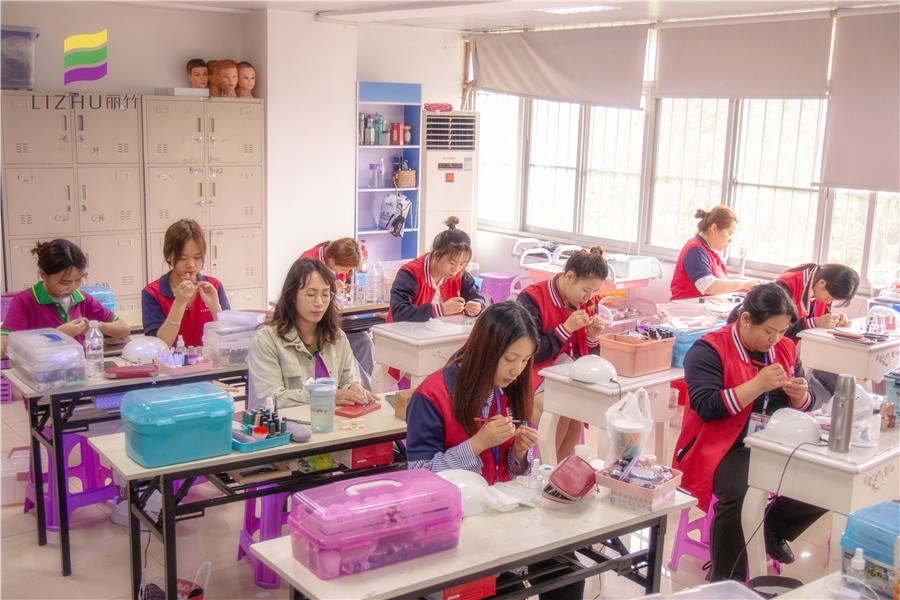 學(xué)美甲需要什么條件？南寧美甲培訓(xùn)學(xué)校為你解答