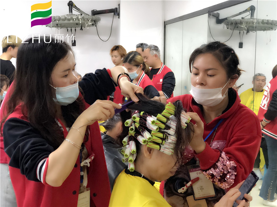 美發(fā)初學(xué)者燙發(fā)上杠基本操作方法，南寧美發(fā)學(xué)校分享