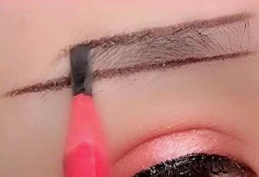 初學化妝畫好眉毛的教程，來南寧化妝學校學習