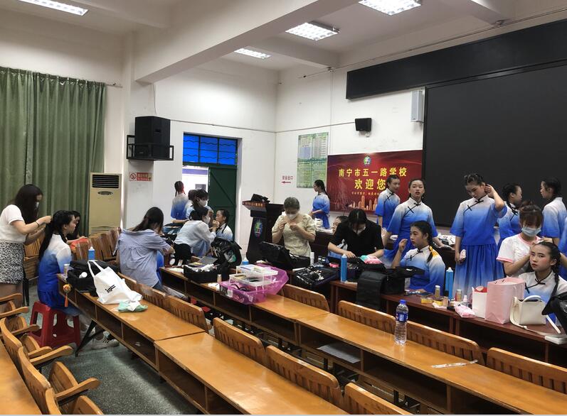 南寧化妝學(xué)校外出實(shí)踐，受到演員比心點(diǎn)贊