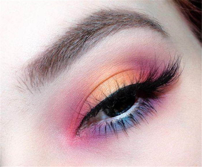 初學者眼影畫法教程，南寧化妝培訓(xùn)班教你