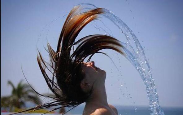 快住手！南寧美發(fā)學(xué)校教你正確洗頭方法