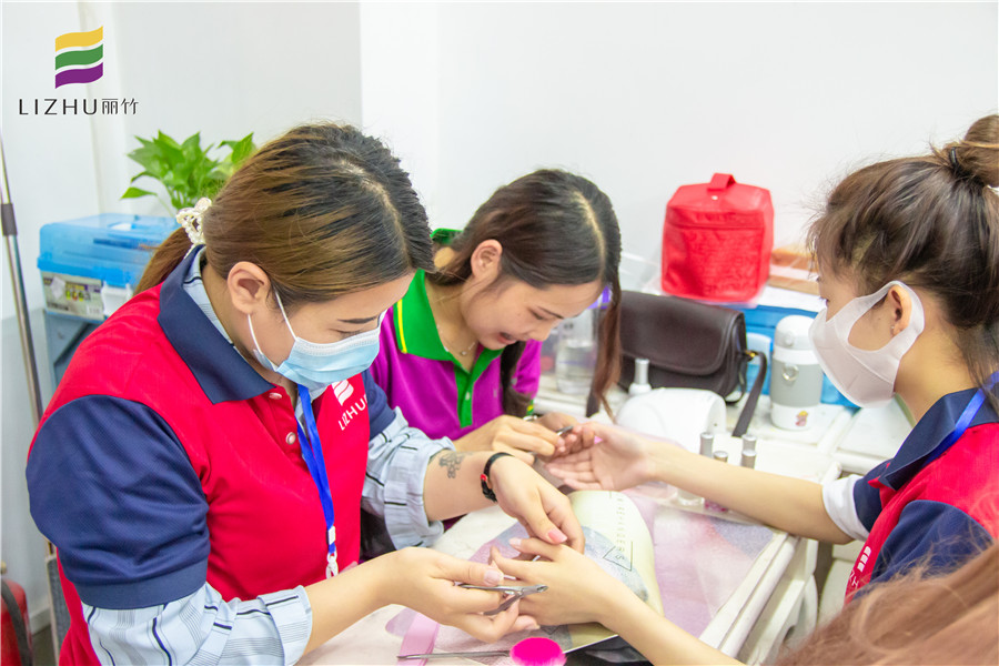 美甲怎么修剪死皮？來南寧美甲培訓(xùn)班看看就知道啦