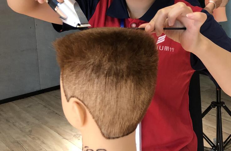 想學(xué)平頭修剪技巧？來廣西美發(fā)學(xué)校就對了