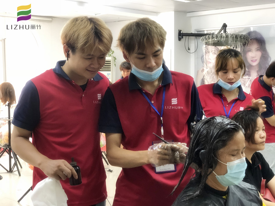 涂抹染膏的技巧，南寧美發(fā)師培訓(xùn)必須課程