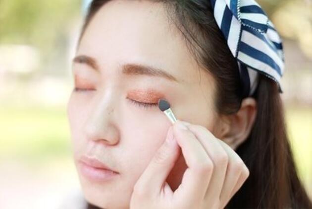 快和廣西化妝培訓(xùn)班學夏日清爽眼妝的畫法