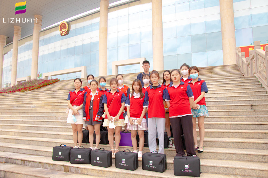 我為群眾辦實(shí)事：麗竹化妝學(xué)校為群眾提供妝造服務(wù)