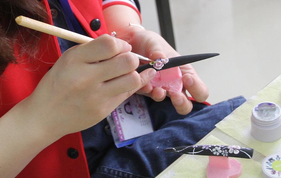 南寧美甲學(xué)校課堂：雕花+彩繪+飾品