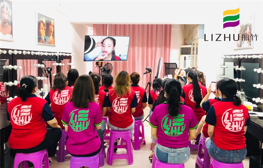 跟著南寧化妝學(xué)校學(xué)，新手也能畫(huà)出驚艷的唇妝