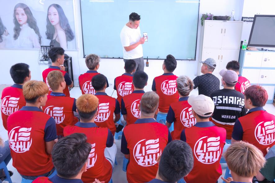 南寧學(xué)美發(fā)有前途嗎？選對美發(fā)培訓(xùn)學(xué)校很重要