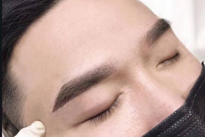 男士紋眉如何設(shè)計(jì)？快和廣西紋繡班學(xué)習(xí)