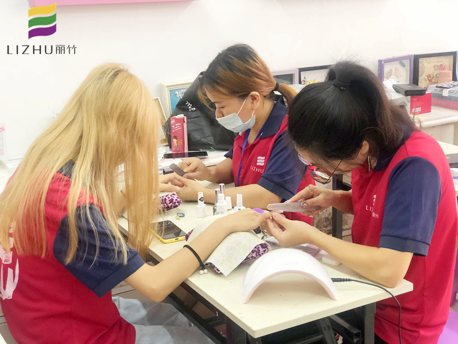 美甲新手修甲型的技巧，南寧美甲學(xué)校統(tǒng)統(tǒng)告訴你