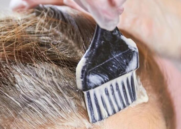 染發(fā)的時(shí)候頭皮痛？南寧技術(shù)好的美發(fā)學(xué)校來解答