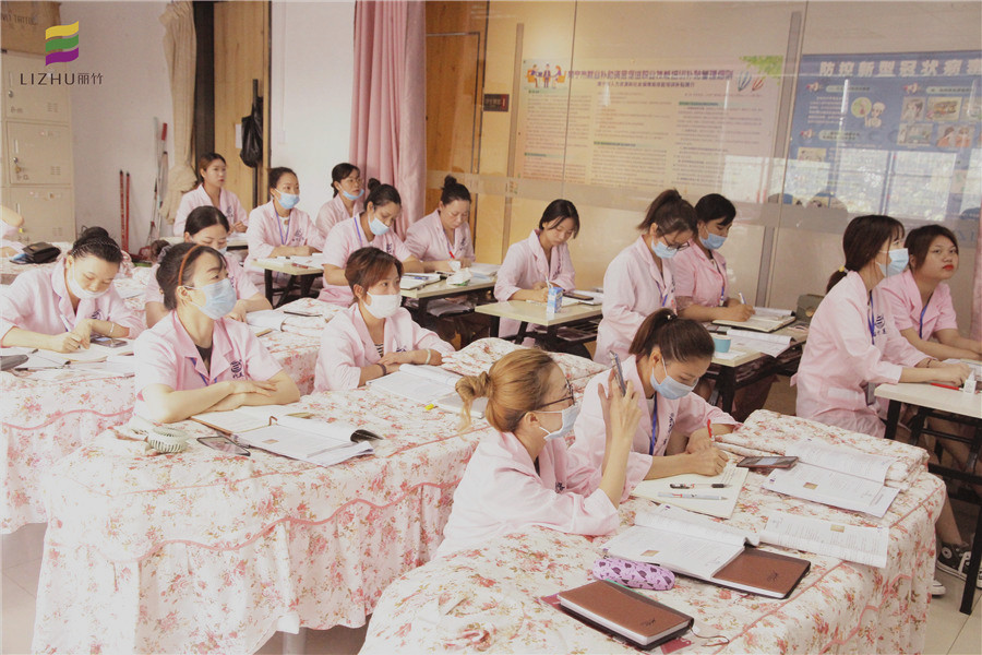 在南寧學美容，到麗竹學校美容全能班看看吧