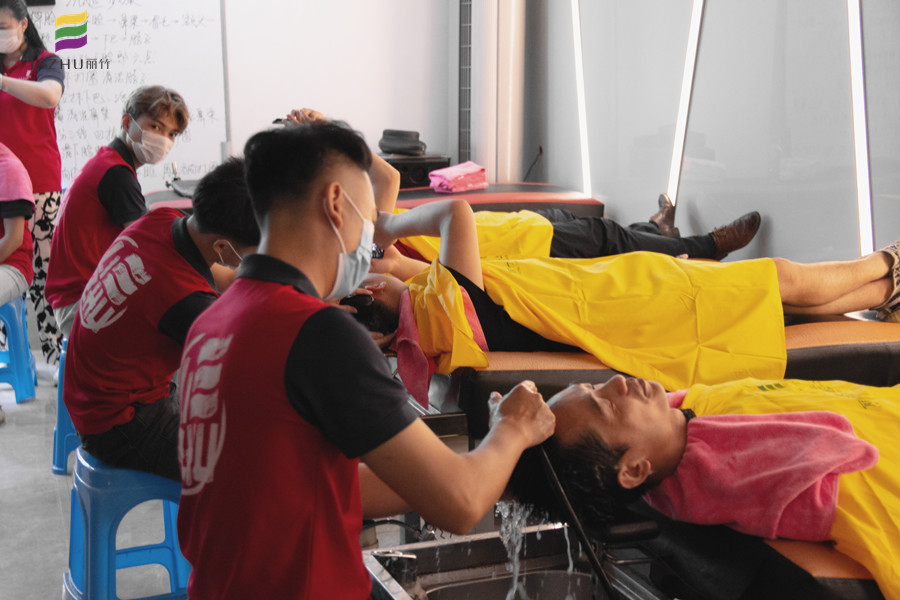 南寧美發(fā)學校排行：美發(fā)班里的洗護練習