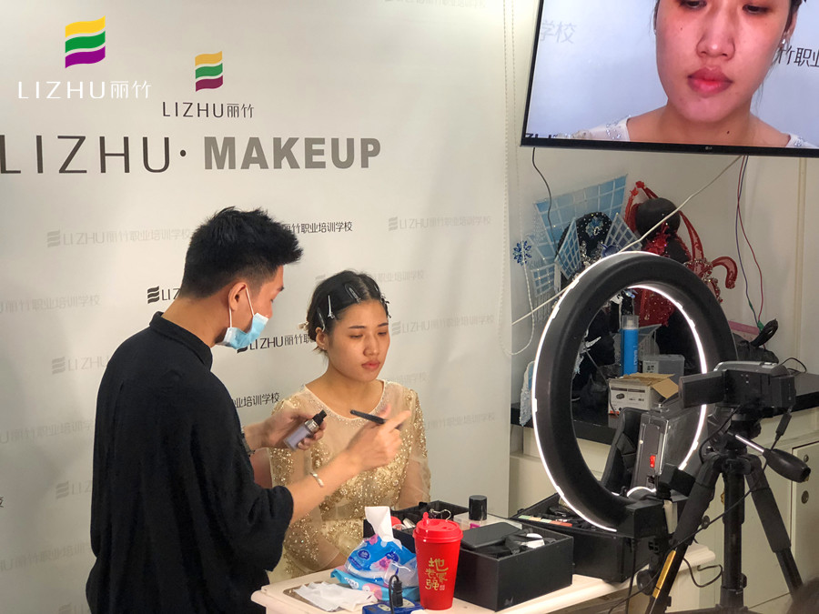 麗竹化妝學(xué)校提示：愛(ài)化妝的你必須要知道！