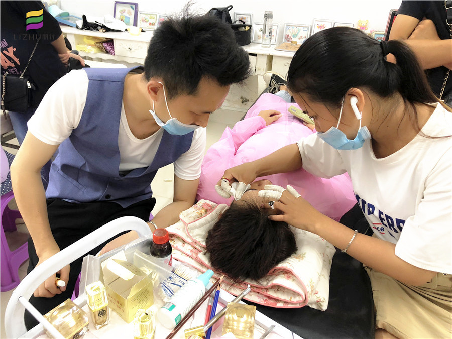 南寧紋繡學(xué)校：5個決定成敗的嫁接睫毛的細(xì)節(jié)