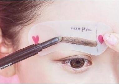 學360°畫眉大法，體驗南寧專業(yè)彩妝學校氛圍