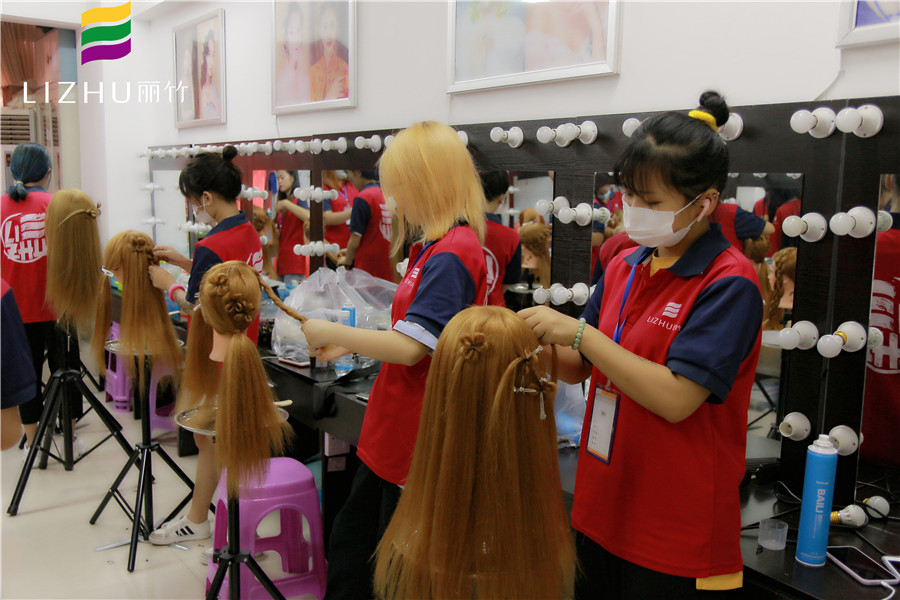 幸運草森系編發(fā)，快來廣西彩妝造型學(xué)校學(xué)習(xí)下