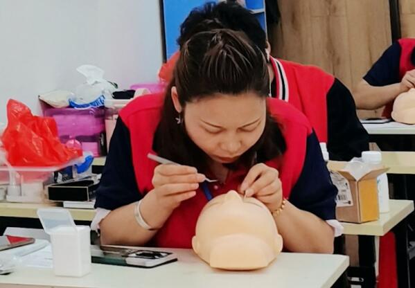 南寧專業(yè)美睫培訓(xùn)學(xué)校：學(xué)美睫有前途嗎？