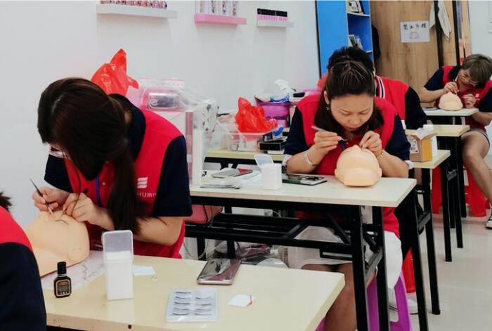 南寧美睫培訓(xùn)學(xué)校，學(xué)專業(yè)美睫技術(shù)