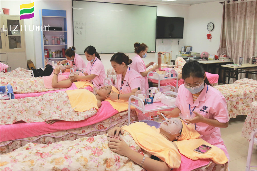 混油皮和混干皮的區(qū)別？廣西人氣高美容學(xué)校幫你解答