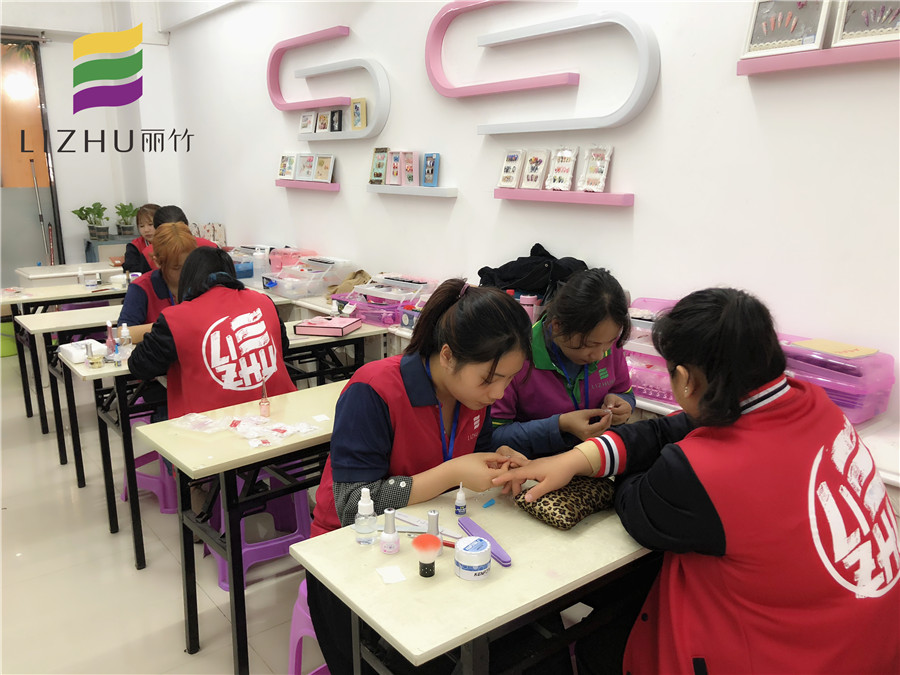 廣西美甲師培訓(xùn)班：美甲這樣做才顯手長(zhǎng)