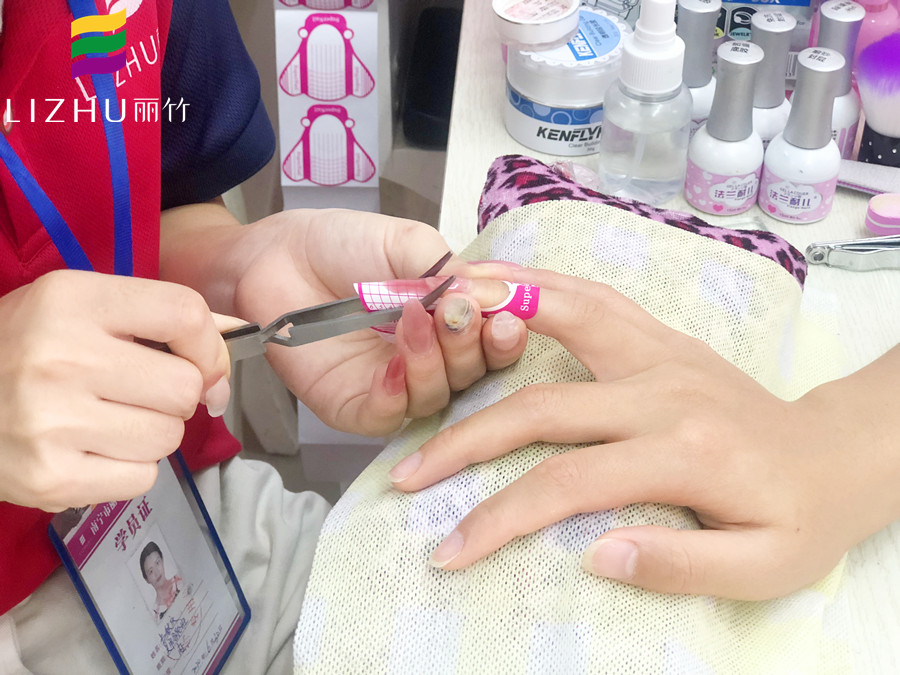 送你光療延長(zhǎng)甲愛教程，讓你知道南寧哪里教的美甲技術(shù)好