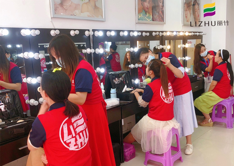 南寧化妝去哪里學(xué)？來(lái)麗竹化妝全能班啊