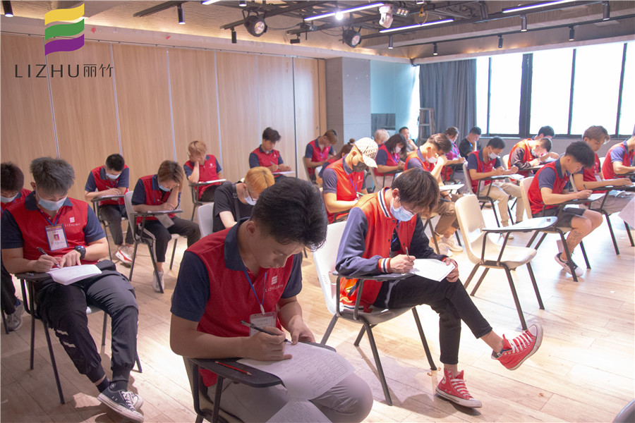 南寧美發(fā)培訓(xùn)學(xué)校舉行畢業(yè)理論考核