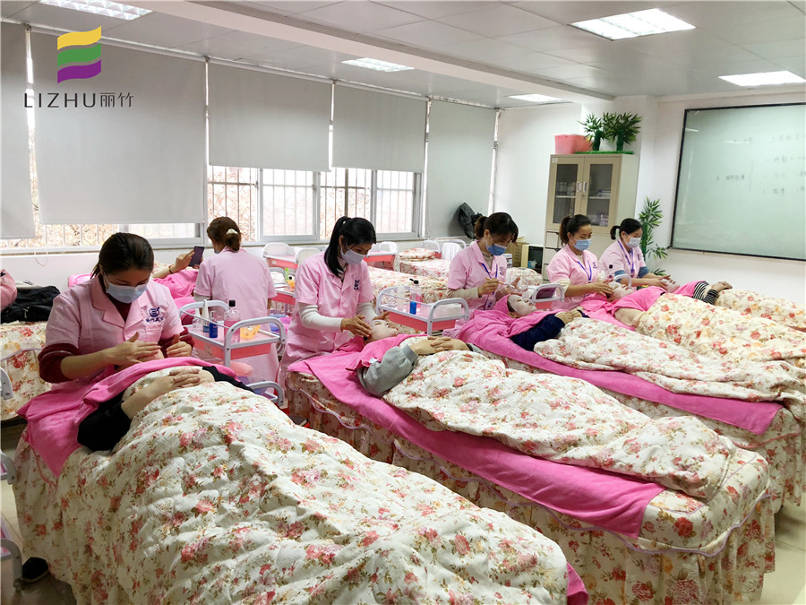 分享敷面膜的隱藏知識(shí)，看?南寧哪家美容學(xué)校專業(yè)