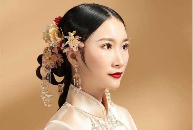 簡約秀禾新娘造型，看南寧化妝學(xué)校哪家有實力