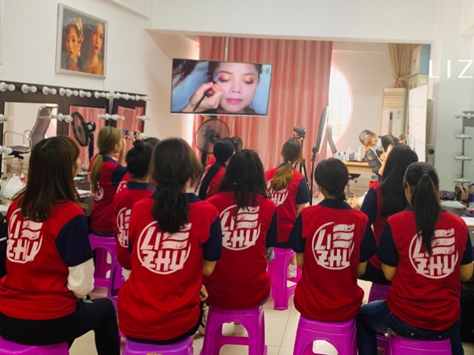 南寧學化妝的學校分享給你的職業(yè)妝容畫法