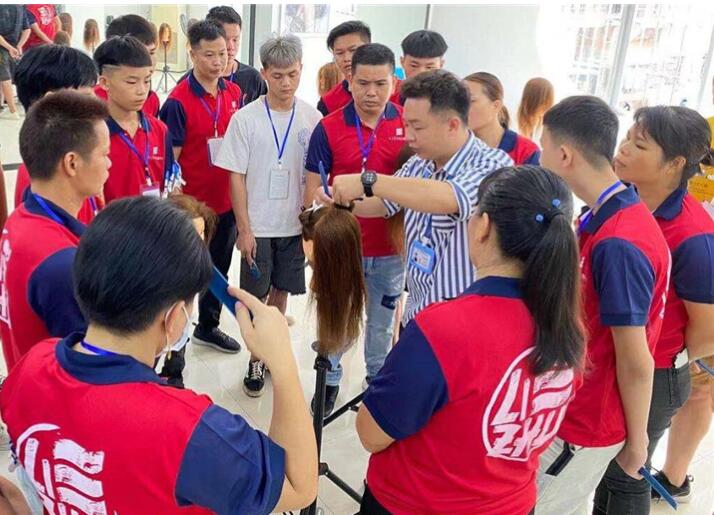 水平線修剪技巧，南寧美發(fā)培訓(xùn)學(xué)校分享給你