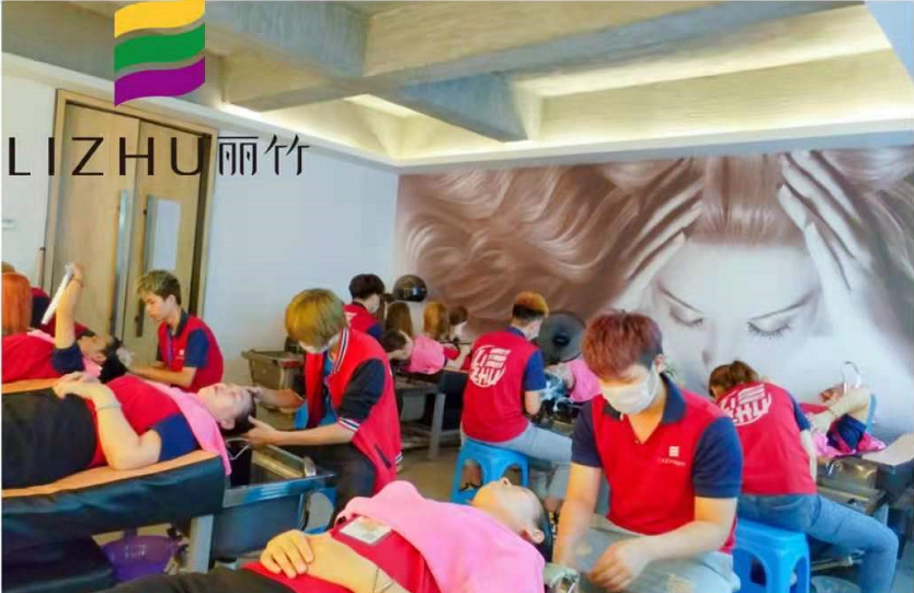 來(lái)看看廣西美發(fā)培訓(xùn)學(xué)校洗護(hù)班實(shí)操練習(xí)