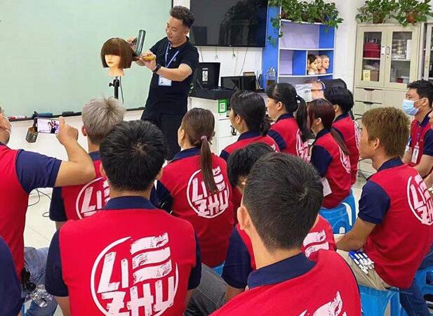 怎么剪平劉海？南寧專業(yè)美發(fā)學(xué)校課堂實(shí)操