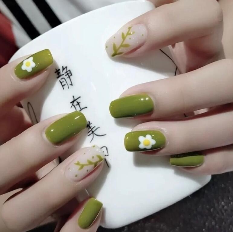 牛油果綠色美甲，和廣西美甲學(xué)習(xí)中心get起來(lái)