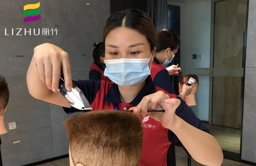 理發(fā)器的使用方法，南寧正規(guī)美發(fā)學(xué)習(xí)教你