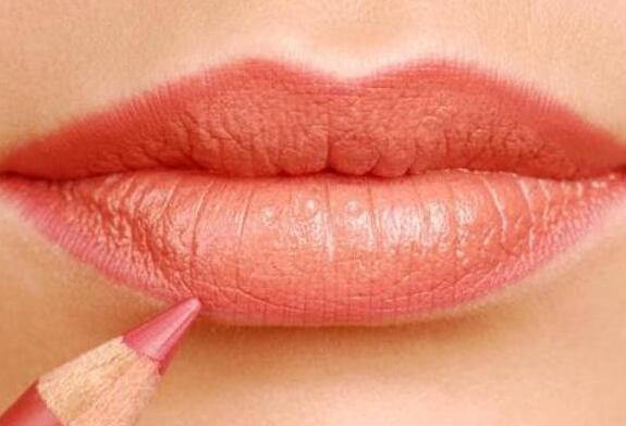 學(xué)畫唇線的方法，就知道廣西化妝學(xué)校哪家正規(guī)